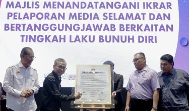 PUTRAJAYA, 8 Jun -- Menteri Komunikasi Datuk Fahmi Fadzil dan Menteri Kesihatan Datuk Seri Dr. Dzulkefly Ahmad  menandatangani Ikrar Media Malaysia mengenai Pelaporan Media Selamat dan Bertanggungjawab Mengenai Tingkah Laku Bunuh Diri di Pusat Konvensyen Antarabangsa Putrajaya (PICC) hari ini. 

--fotoBERNAMA (2026) HAK CIPTA TERPELIHARA