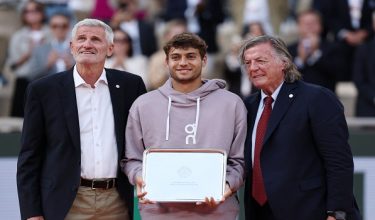 Tennis - French Open - Roland Garros, Paris, France - June 7, 2026 Italy's Flavio Cobolli poses for a photo with the runners up trophy with President of the French Tennis Federation Gilles Moretton and Former Tennis player Adriano Panatta REUTERS/Stephane Mahe