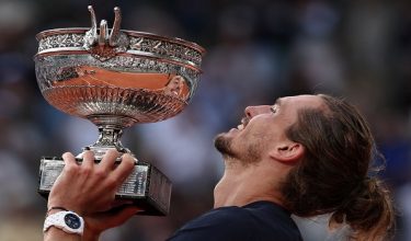 Tennis - French Open - Roland Garros, Paris, France - June 7, 2026 Germany's Alexander Zverev celebrates with the trophy after winning the final against Italy's Flavio Cobolli REUTERS/Benoit Tessier     TPX IMAGES OF THE DAY