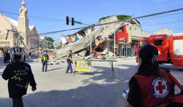 Sebuah restoran makanan segera runtuh di General Santos City, Filipina susulan gempa bumi yang melanda beberapa kawasan di Mindanao pada Isnin/Foto Palang Merah Filipina.