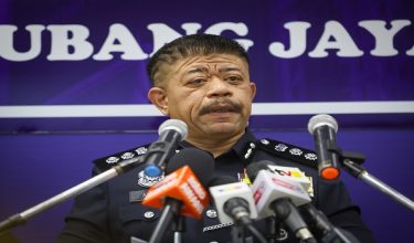SUBANG JAYA, 22 Ogos -- Ketua Polis Daerah Subang Jaya ACP Wan Azlan Wan Mamat bercakap pada sidang media  di Ibu Pejabat Polis Subang Jaya hari ini. 

Polis merampas dadah disyaki syabu seberat lebih 220 kilogram (kg) bernilai RM7 juta di dalam kenderaan yang terbabit dalam kemalangan di SS17, Subang Jaya pada 13 Ogos lepas.

Ketua Polis Daerah Subang Jaya ACP Wan Azlan Wan Mamat berkata pihaknya menerima maklumat daripada orang awam mengenai kemalangan melibatkan kereta jenis Honda Civic pada 11.30 pagi.


-- fotoBERNAMA (2025) HAK CIPTA TERPELIHARA