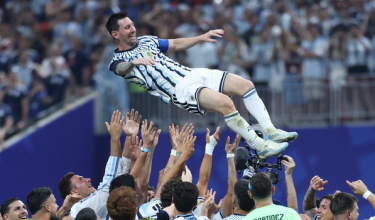 Lionel Messi, diangkat rakan sepasukan ketika mereka meraikan kemenangan selepas menentang Mesir di Stadium Atlanta, Atlanta/ AFP