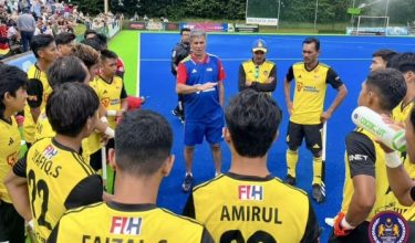 Ketua jurulatih Sarjit Singh memberikan arahan kepada pemainnya sebelum bertemu Jerman pada aksi persahabatan Jelajah Eropah di Monchengladbach malam tadi/Foto Konfederasi Hoki Malaysia