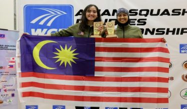 Skuasy negara Aifa Azman (kanan) dan Aira Azman bergambar bersama Piala Kejohanan yang dimenangi mereka pada Kejohanan Skuasy Beregu Asia 2024 / Foto Bernama