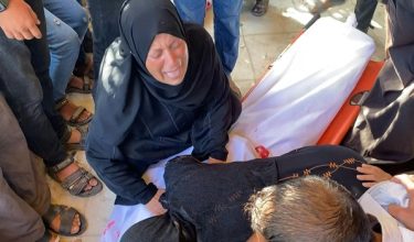 Tentera Israel menembak warga Gaza ketika mendapatkan bantuan kemanusian di pusat pengedaran di selatan Khan Yunis/Foto AFP