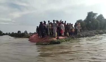 Puluhan penduduk terperangkap di daerah Multan, Pakistan susulan paras air Sungai Chenab yang meningkat/ REUTERS