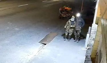 Rakaman CCTV menunjukkan Tom Philips bersama salah seorang anaknya ketika memecah masuk sebuah premis perniagaan/Foto AFP