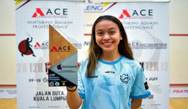 Noor Ainaa Amani Ampandi menunjukkan trofi selepas memenangi acara bagi kategori wanita perlawanan akhir Ace Challenge Tour 2024 di Pusat Squash Jalan Duta, hari ini / FOTO BERNAMA
