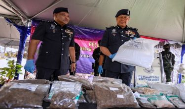 Ketua Polis Johor, Datuk A.B Rahaman Arsad (kanan) menunjukkan sebahagian daripada barang kes dadah yang dirampas oleh Jabatan Siasatan Jenayah Narkotik Kontinjen Johor bagi tahun 2025/ BERNAMA