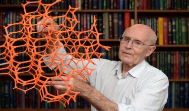 Ahli sains Richard Robson menunjukkan struktur molekul/AFP
