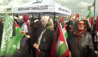Rakyat Turkiya adakan bantahan di Istanbul bagi membantah tindakan Israel memintas kapal misi Freedom Flotilla Coalition/REUTERS