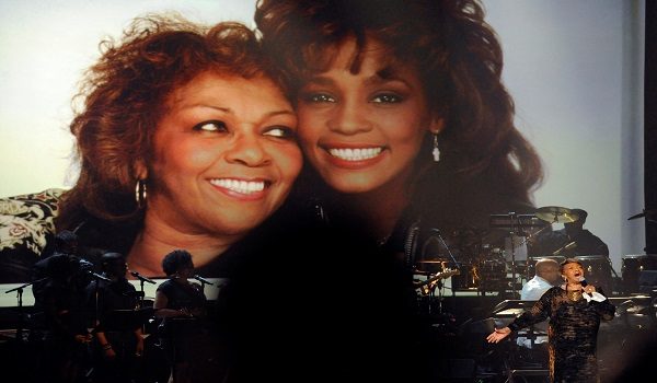 Cissy Houston membuat persembahan semasa majlis penghormatan kepada mendiang anak perempuannya, Whitney Houston, di Anugerah BET 2012 di Los Angeles, pada 1 Julai 2012 / FOTO REUTERS
