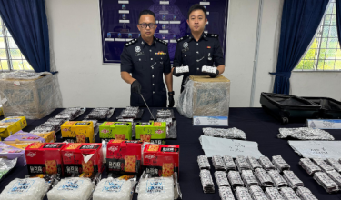 Polis menunjukkan barang rampasan di IPD Miri/Foto PDRM