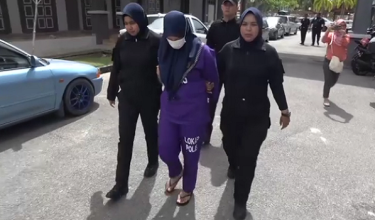 Peniaga yang disyaki membunuh rakan perniagaannya dibawa ke Mahkamah Majistret Kuala Terengganu, hari ini.