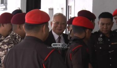 Datuk Seri Najib diiringi pegawai penjara ketika tiba di Mahkamah Tinggi Kuala Lumpur