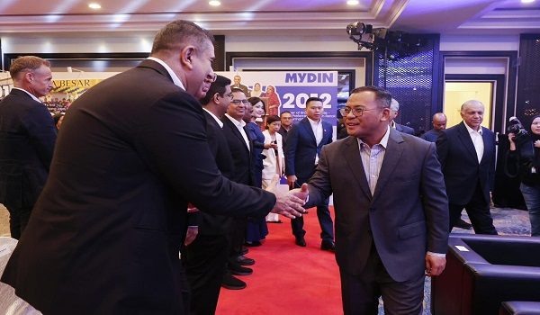 Menteri Besar Selangor, Datuk Seri Amirudin Shari, pada majlis pecah tanah Pusat Agihan Automasi MYDIN, di ibu negara/foto FB Amirudin Shari
