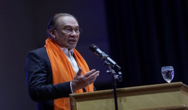 Perdana Menteri, Datuk Seri Anwar Ibrahim, menyampaikan ucapan pada majlis perjumpaan bersama warga Kementerian Kerja Raya bersempena perhimpunan bulanan kementerian itu di Dewan Tan Sri Mahfoz Khalid hari ini/foto BERNAMA