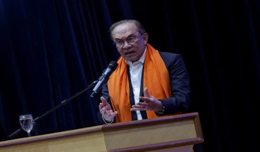 Perdana Menteri, Datuk Seri Anwar Ibrahim, menyampaikan ucapan pada majlis perjumpaan bersama warga Kementerian Kerja Raya bersempena perhimpunan bulanan kementerian itu di Dewan Tan Sri Mahfoz Khalid hari ini/foto BERNAMA