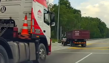 Rakaman video papan pemuka berdurasi 30 saat tular di media sosial memaparkan sebuah lori yang memberikan isyarat kanan sebelum tiba-tiba membelok ke kiri selepas melepasi simpang ketika lampu isyarat bertukar hijau, sehingga mengakibatkan kemalangan