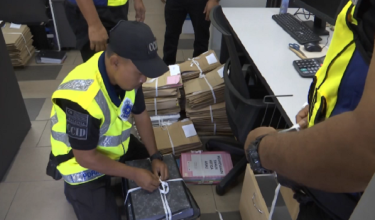 Polis melakukan serbuan ke atas sebuah syarikat sekitar kawasan Medan Pekan, Arau, Perlis yang dipercayai terlibat dalam sindiket penipuan pelaburan hartanah.