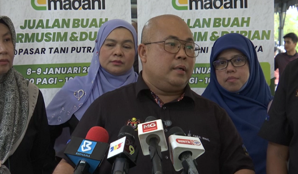 Timbalan Ketua Pengarah Sekuriti Makanan dan Operasi FAMA, Faisal Iswardi Ismail bercakap dalam sidang media di Program Jualan Agro MADANI di Putrajaya/RTM