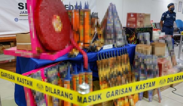 PELABUHAN KLANG, 28 Mac --  Sebahagian barangan rampasan dipamerkan dalam sidang media di Pejabat Kastam Selangor, Pelabuhan Utara, hari ini.

 Jabatan Kastam Diraja Malaysia Zon Tengah Unit II (Selangor) berjaya mematahkan cubaan penyeludupan pelbagai komoditi dengan anggaran nilai dan cukai keseluruhan melebihi RM18.36 juta.
-- fotoBERNAMA (2025) HAK CIPTA TERPELIHARA