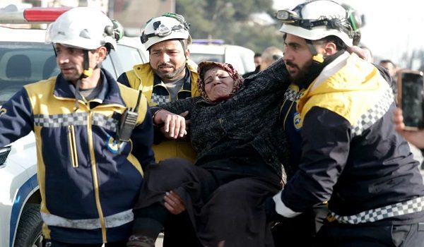 Pihak berkuasa Syria membantu penduduk berpindah selepas pertempuran di Aleppo/Foto AFP