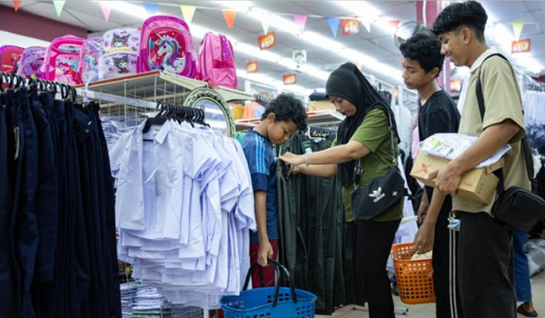 Gelagat pengunjung ketika melakukan pembelian kelengkapan persekolahan / Foto fail BERNAMA