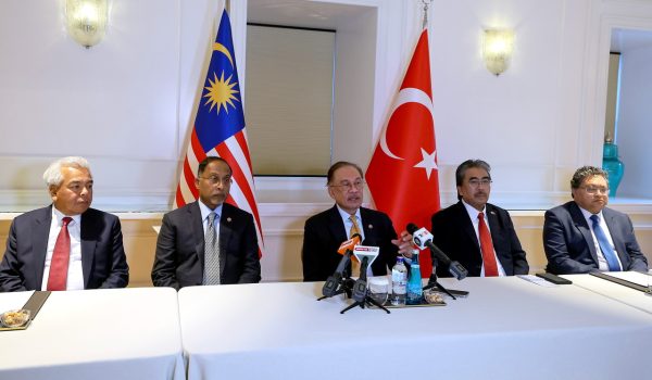 ISTANBUL, 8 Jan -- Perdana Menteri Datuk Seri Anwar Ibrahim menjawab pertanyaan media sebelum mengakhiri lawatan rasmi Perdana Menteri ke Turkiye hari ini.

Turut bersama Menteri Pelaburan, Perdagangan dan Industri Datuk Seri Johari Abdul Ghani (dua, kanan), Menteri Pendidikan Tinggi Datuk Seri Dr Zambry Abd Kadir (dua, kiri), Ketua Setiausaha Kementerian Luar Negeri Datuk Amran Mohamed Zin (kiri) dan Duta Besar Malaysia ke Turkiye, Sazali Mustafa Kamal (kanan).

--fotoBERNAMA (2026) HAK CIPTA TERPELIHARA