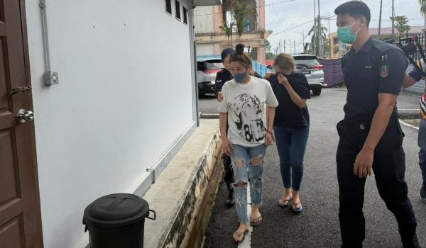 Dua wanita warga Vietnam dihadapkan ke Mahkamah Pontian atas tuduhan memiliki dan mengedar dadah/Foto RTM Johor