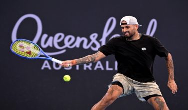 Nick Kyrgios memukul bola dalam aksi perseorangan menentang Aleksandar Kovacevic pada Kejohanan Brisbane International, 6 Januari 2026/Foto AFP
