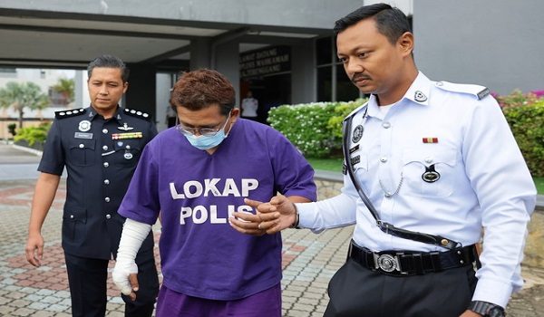 KUALA TERENGGANU, 9 Jan --   Pemandu kereta Honda Jazz yang terlibat kemalangan sehingga mengorbankan seorang pelajar Universiti Sultan Zainal Abidin (UniSZA) di Jalan Kemajuan, di sini Isnin lepas, direman empat hari bermula hari ini.

Perintah reman terhadap suspek lelaki berusia 32 tahun dikeluarkan oleh Penolong Kanan Pendaftar Mahkamah Yuhanis Mohd Roslan, di Mahkamah Majistret Kuala Terengganu pagi tadi.

-- fotoBERNAMA (2026) HAK CIPTA TERPELIHARA