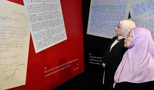 Isteri Perdana Menteri, Datin Seri Dr Wan Azizah Wan Ismail, menerima naskhah terjemahan bahasa Melayu kitab Mesnevi sempena lawatan ke Perpustakaan Nasional Presiden, yang dihoskan oleh Emine Erdogan, isteri kepada Presiden Turkiye, Recep Tayyip Erdogan/Foto Facebook Dr Wan Azizah Wan Ismail