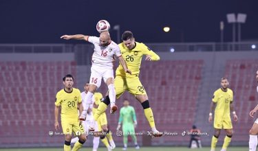 Pemain Harimau Malaya, Romel Morales (kanan) melakukan tandukan ketika berdepan Syria dalam aksi persabahatan awal pagi tadi/FB Football Association of Malaysia