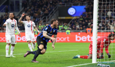 Pemain Inter Milan, Marko Arnautovic meraikan jaringan gol pertama ketika menentang Monza / Foto REUTERS