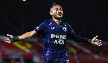 Pemain Selangor FC Faisal Halim meraikan jaringan gol pertamanya selepas insiden simbah asid yang menimpa dirinya ketika menentang pasukan Kelantan Darul Naim FC pada saingan Liga Super Malaysia 2024/2025 di Stadium Majlis Bandaraya Petaling Jaya malam tadi/Foto BERNAMA