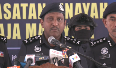 Pengarah Jabatan Siasatan Jenayah Narkotik (JSJN) Bukit Aman, Datuk Hussein Omar Khan bercakap dalam Sidang Media di Pusat Latihan Polis Kuala Lumpur (PULAPOL)/RTM