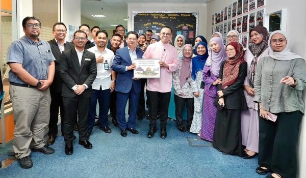Menteri Pembangunan Usahawan dan Koperasi, Steven Sim Chee Keong mengagihkan kurma dari Nablus, Palestin kepada warga KUSKOP sempena Ramadan/Foto KUSKOP