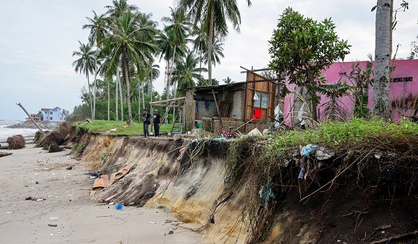 Hakisan pantai di Kampung Pantai, Batu Rakit, Kuala Nerus, November tahun lalu. / FOTO BERNAMA