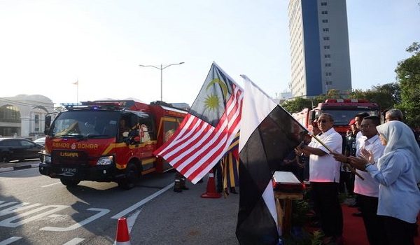 Pengerusi Jawatankuasa Kerajaan Tempatan, Perumahan, Alam Sekitar dan Teknologi Hijau Negeri Pahang Datuk Mohammad Fakhruddin Mohd Ariff (kiri) melepas konvoi penyelamat sejurus melancarkan Siap Siaga Raya Tahun 2026 Jabatan Bomba dan Penyelamat Malaysia (JBPM) Pahang / BERNAMA