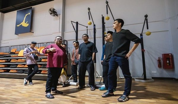 Presiden Persatuan Sepaktakraw Malaysia (PSM) Datuk Mohd Sumali Reduan (dua, kiri) bersama pemain sepak takraw negara melawat sekitar Akademi Sepaktakraw Malaysia ketika hadir pada Majlis Berbuka Puasa Persekutuan Sepaktakraw Malaysia. / BERNAMA