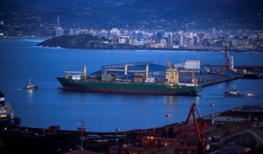 Bot tunda membantu kapal MSC Salina III keluar dari pelabuhan Gijon susulan konflik ganggu perdagangan dan laluan Selat Hormuz/Foto AFP