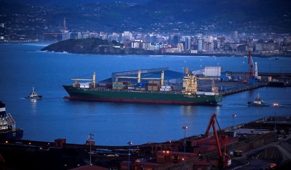 Bot tunda membantu kapal MSC Salina III keluar dari pelabuhan Gijon susulan konflik ganggu perdagangan dan laluan Selat Hormuz/Foto AFP