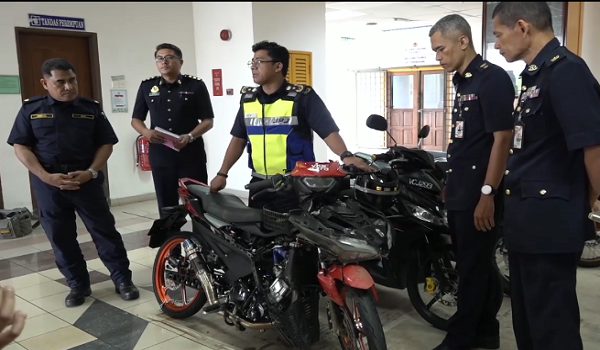 Pengarah JPJ Negeri Terengganu, Mohd Zamri Samion (tengah) menunjukkan motosikal yang disita menerusi Operasi Khas Sempena Perayaan Hari Raya Aidilfitri (HRA) 2025