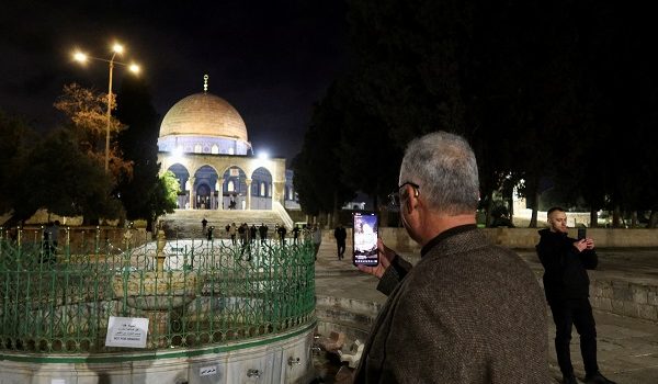 Muslim worshippers use their phones in front of the Dome of the Rock, as they arrive to attend early morning prayers at Al-Aqsa compound, also known to Jews as the Temple Mount, amid a two-week ceasefire in the Iran war, in Jerusalem, April 9, 2026. REUTERS/Sinan Abu Mayzer  REFILE - CLARIFYING CAPTION FROM "FOLLOWING" TO "AMID".
