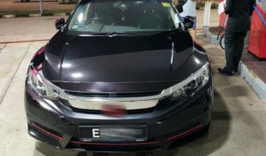 KPDN Johor menahan seorang lelaki warga asing cuba mengisi petrol RON95 di sebuah stesen minyak/Foto KPDN Johor