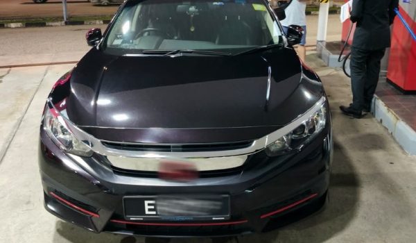 KPDN Johor menahan seorang lelaki warga asing cuba mengisi petrol RON95 di sebuah stesen minyak/Foto KPDN Johor