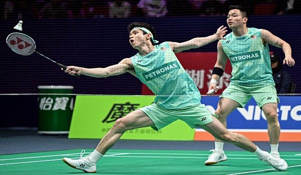Malaysia's Soh Wooi Yik (L) and Aaron Chia play a point against China's Chen Boyang and Liu Yi during their men's doubles final match at the Badminton Asia Championships in Ningbo, in China's eastern Zhejiang Province on April 13, 2025. (Photo by CN-STR / AFP) / China OUT / CHINA OUT