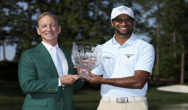 Pemain golf England, Aaron Rai (kanan), meraih trofi kristal selepas memenangi Pertandingan Par 3 Masters 2026./foto AFP