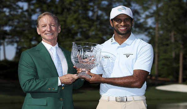 Pemain golf England, Aaron Rai (kanan), meraih trofi kristal selepas memenangi Pertandingan Par 3 Masters 2026./foto AFP